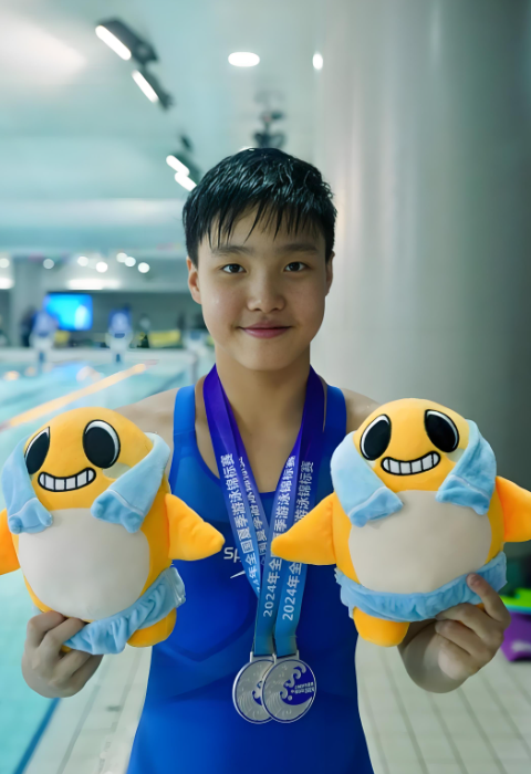 游泳冠军备战全国赛，志在夺得金牌