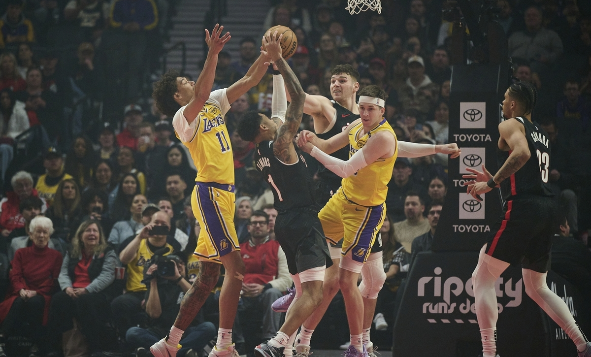 关于勇士力克开拓者，稳坐东部半决赛席位的信息