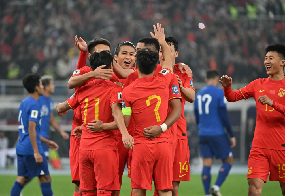 精彩比赛中球员展现出色拼劲