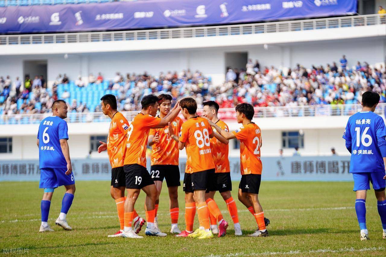 精彩比赛中球员展现出色拼劲