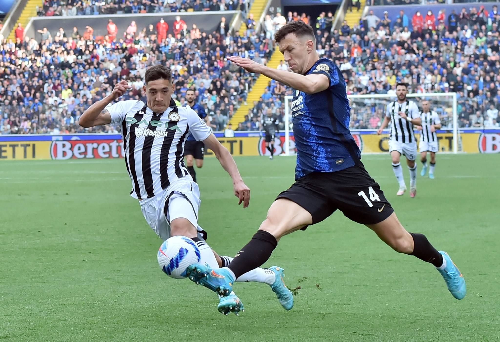 包含帕多瓦射手连入两球，乌迪内斯险胜热那亚的词条