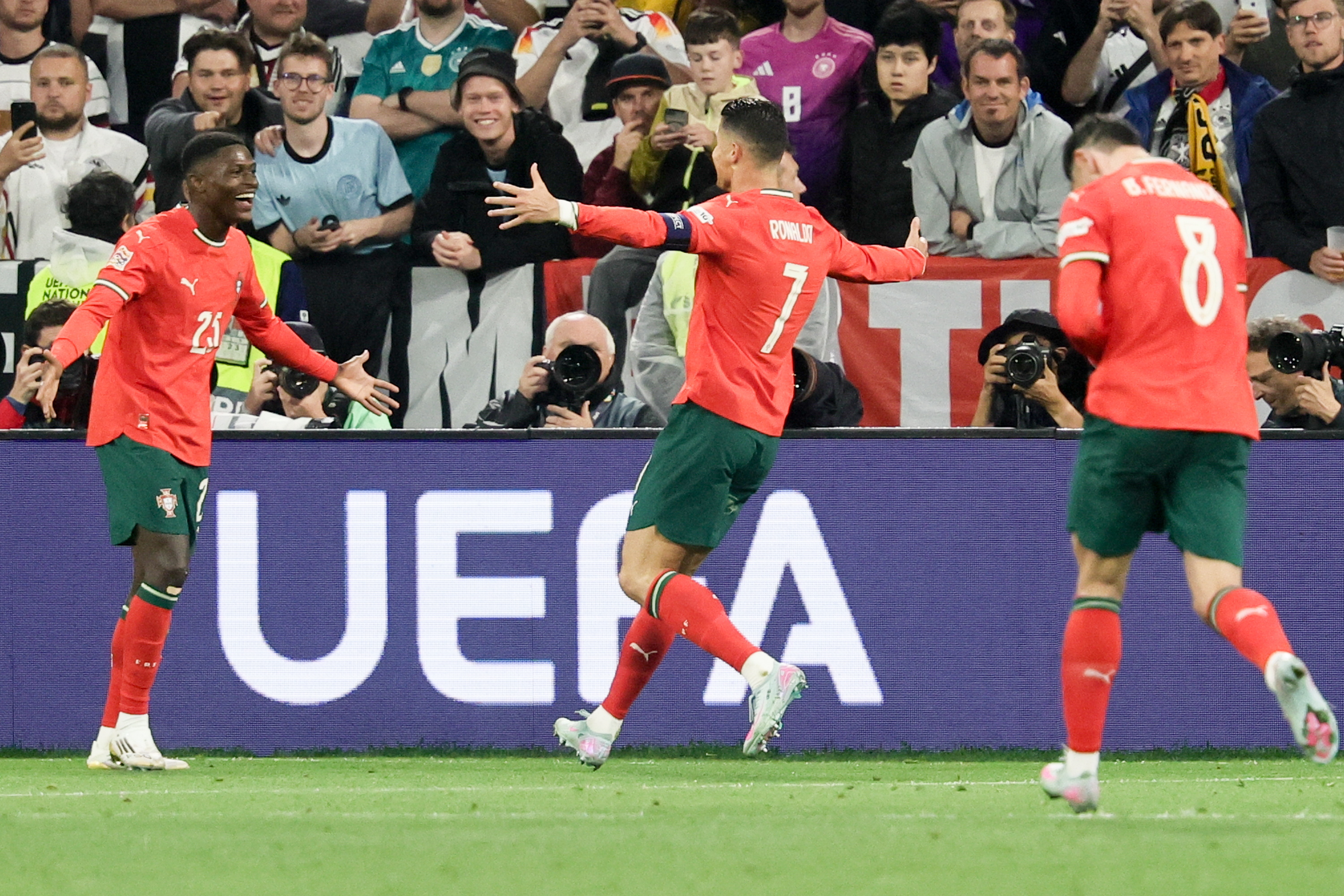 欧国联比赛胜负难分，球迷心情激动的简单介绍