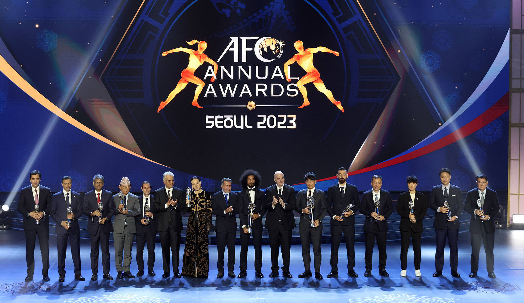 关于超级明星带领球队赢得国际足球大赛，众人敬佩的信息