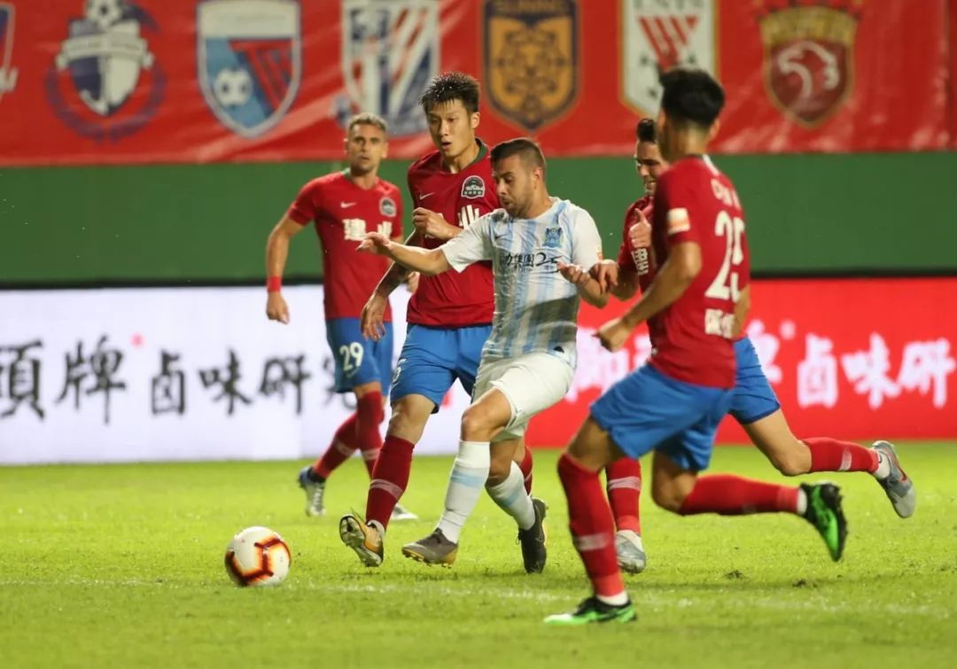 以色列飞翔前锋荣耀，梅开二度大胜德甲豪门的简单介绍