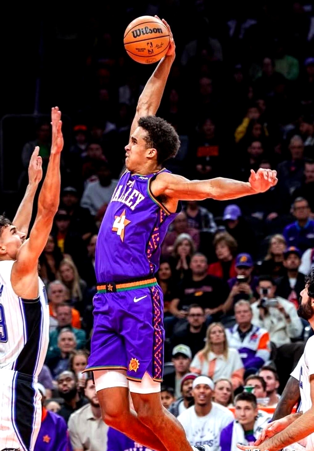 包含太阳队后卫盯紧对手砍下关键三分，成为全队功勋的词条