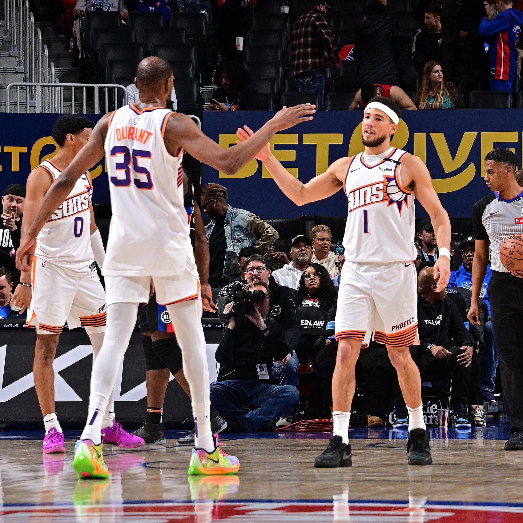 包含太阳队后卫盯紧对手砍下关键三分，成为全队功勋的词条