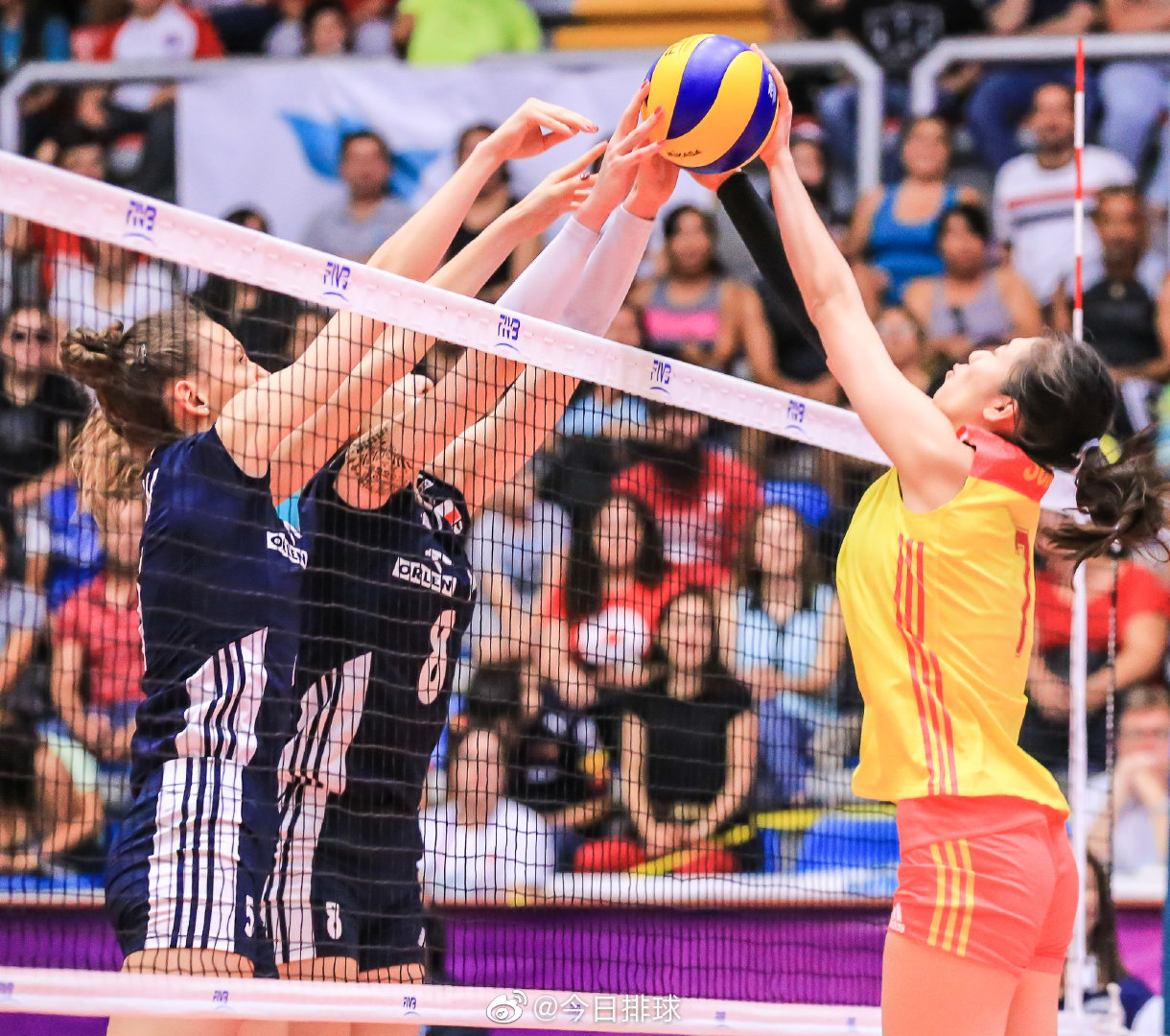 波兰队迎战俄罗斯队，卫冕之战