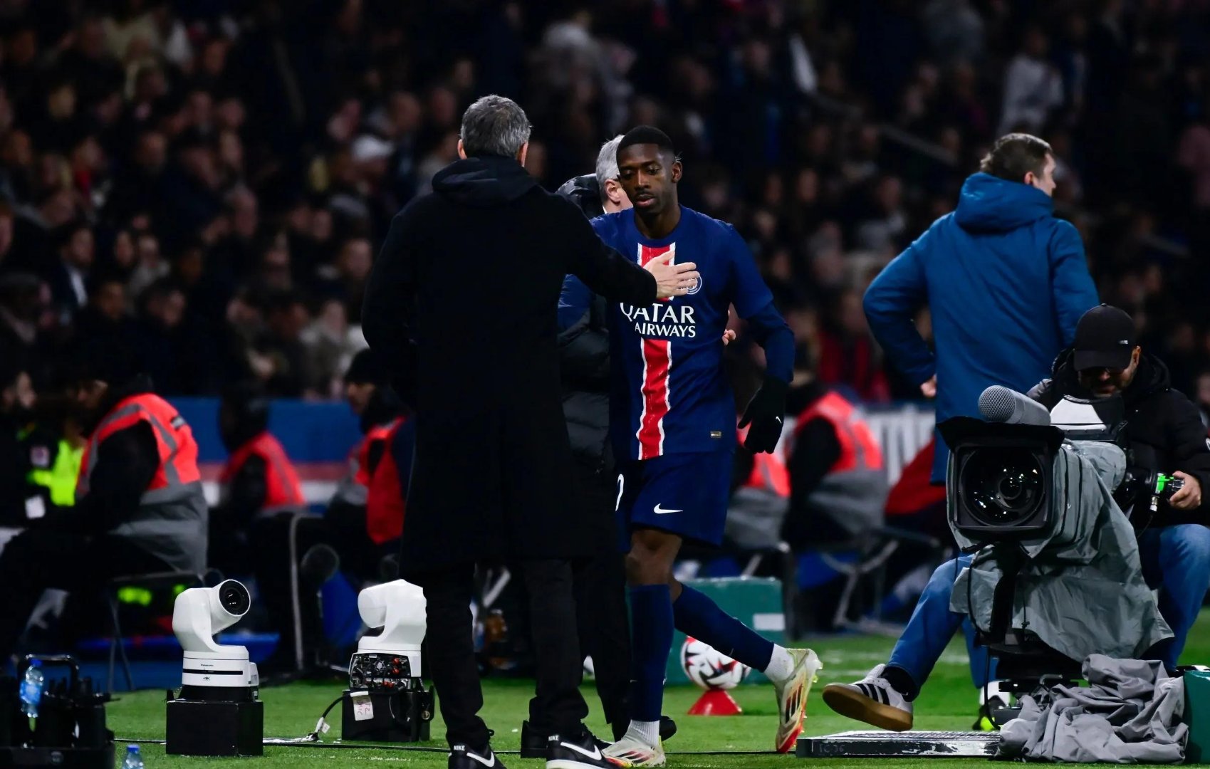 包含圣埃蒂安在主场不敌雷恩，遭遇连续失利的词条