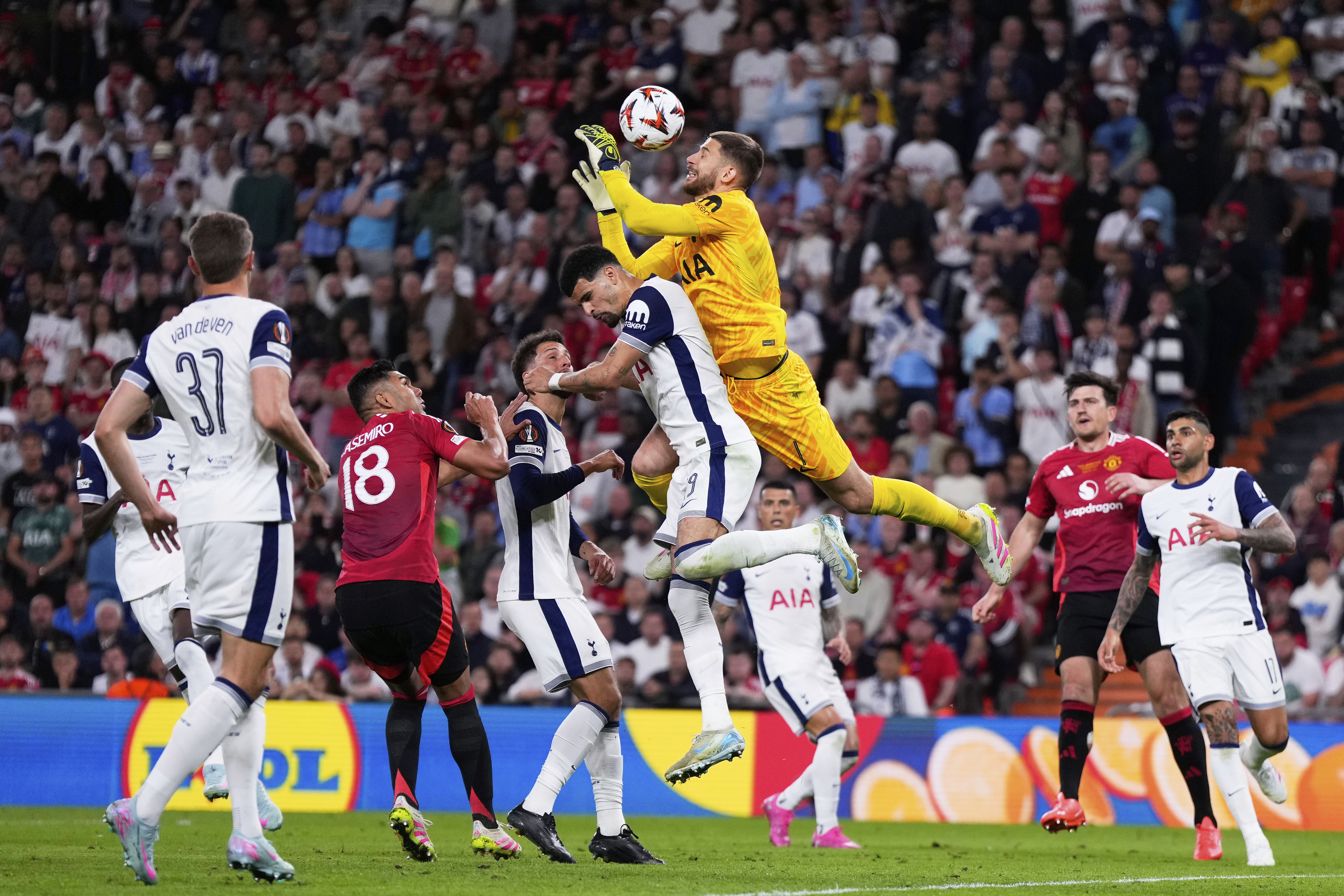 包含欧洲俱乐部足球赛：罗马对阵热刺的词条