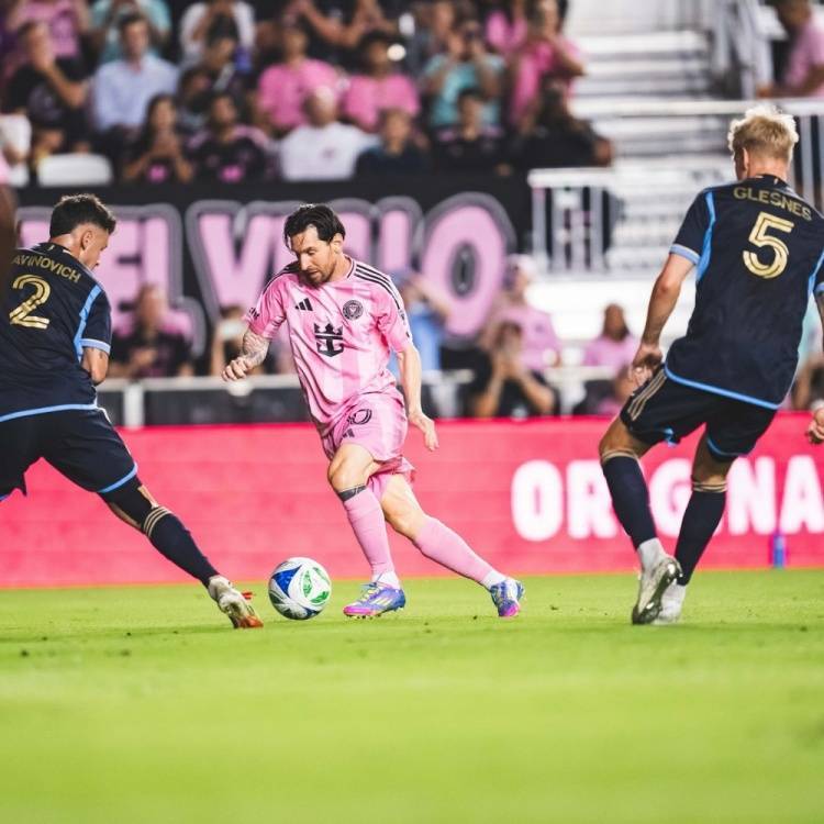 球员传射破门，帮助球队取得重要胜利的简单介绍