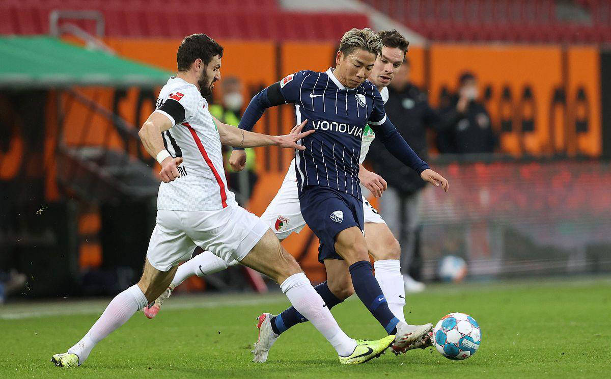 奥格斯堡主场大胜沃尔夫斯堡，摆脱降级压力