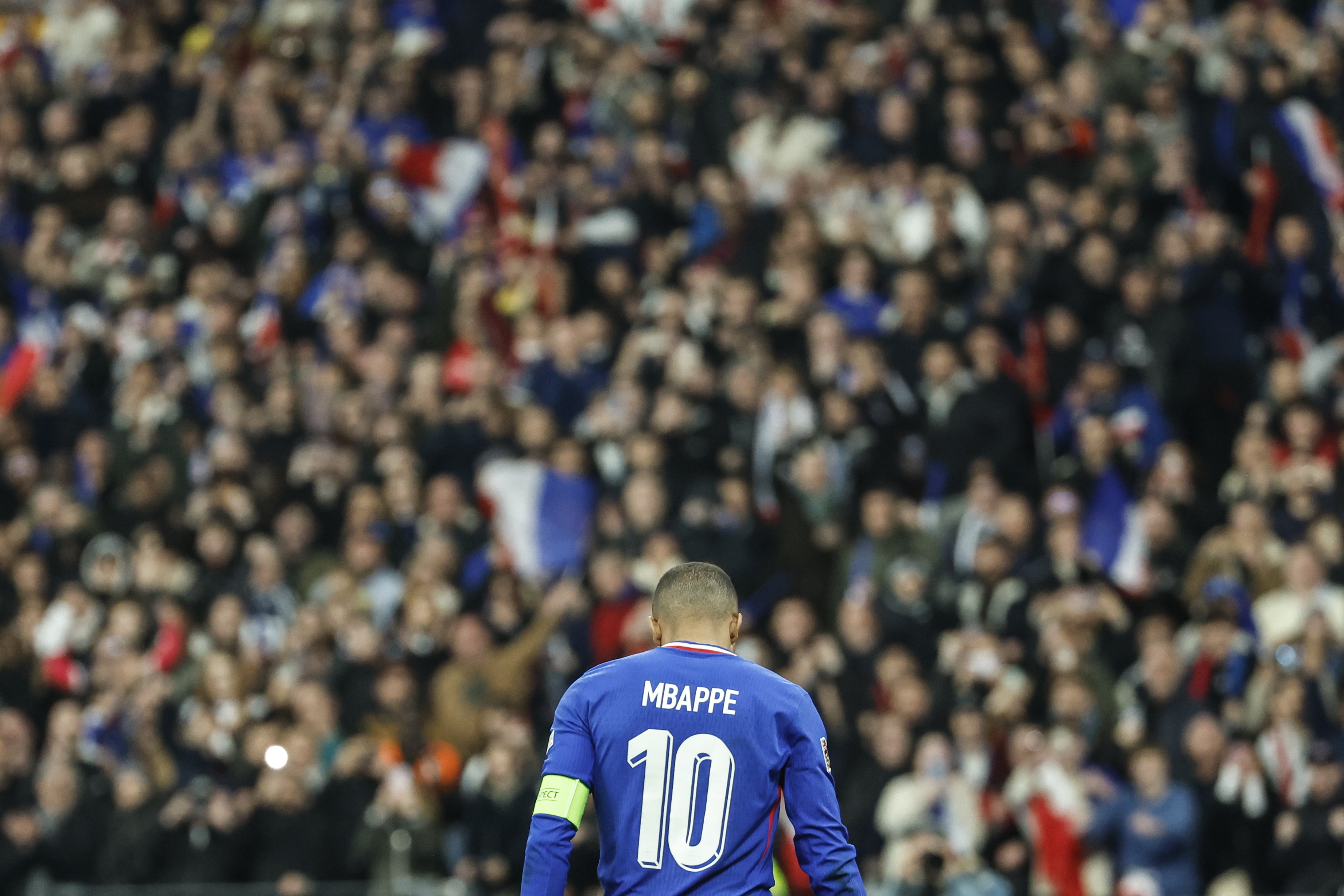 法国队成功晋级，球星闪耀赛场