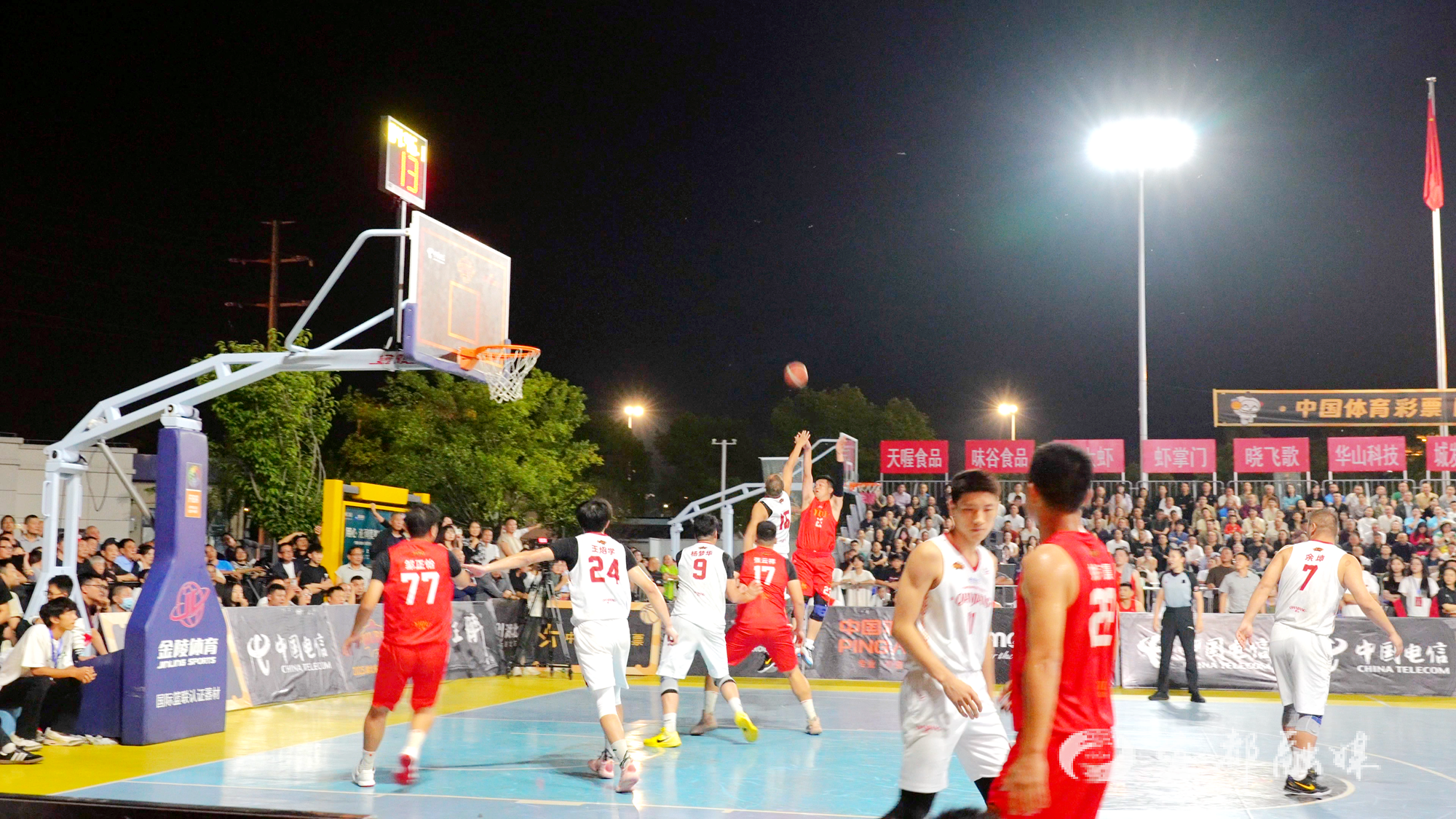 关于篮球对抗赛场上技术过招精彩纷呈的信息