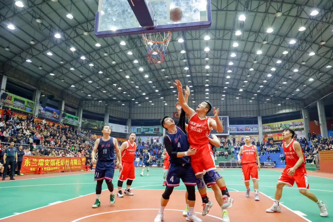 关于篮球对抗赛场上技术过招精彩纷呈的信息