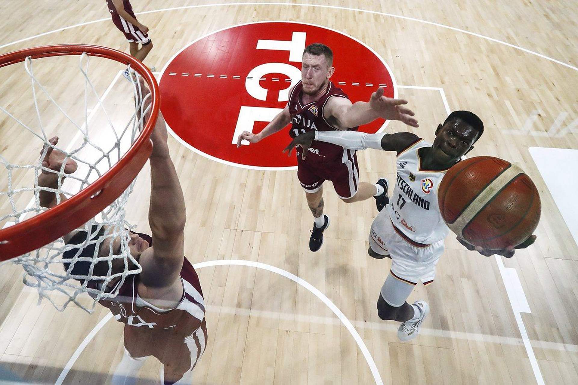 拉脱维亚队誓言在篮球比赛中取得胜利