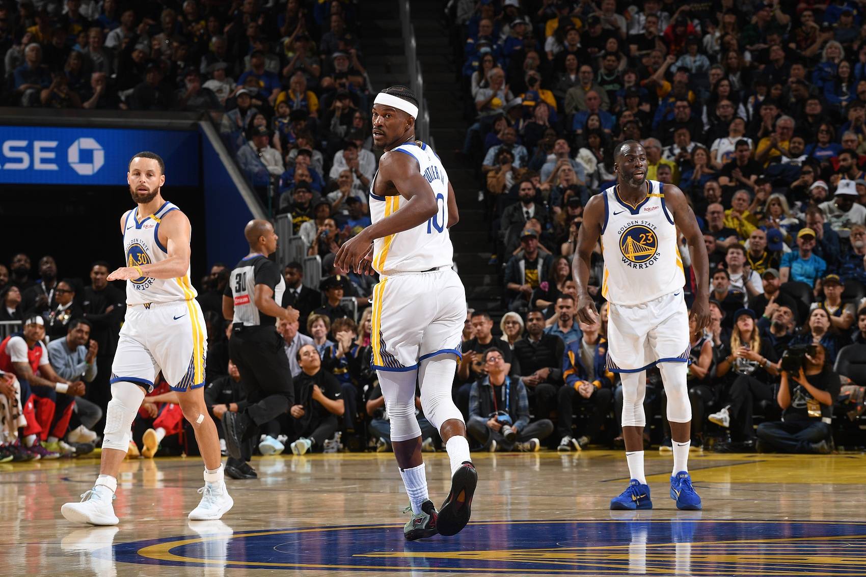 篮球明星集结争夺国际锦标赛荣誉的简单介绍