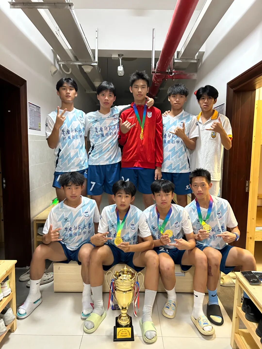 足球联赛强敌相逢，球队角逐冠军殊荣的简单介绍