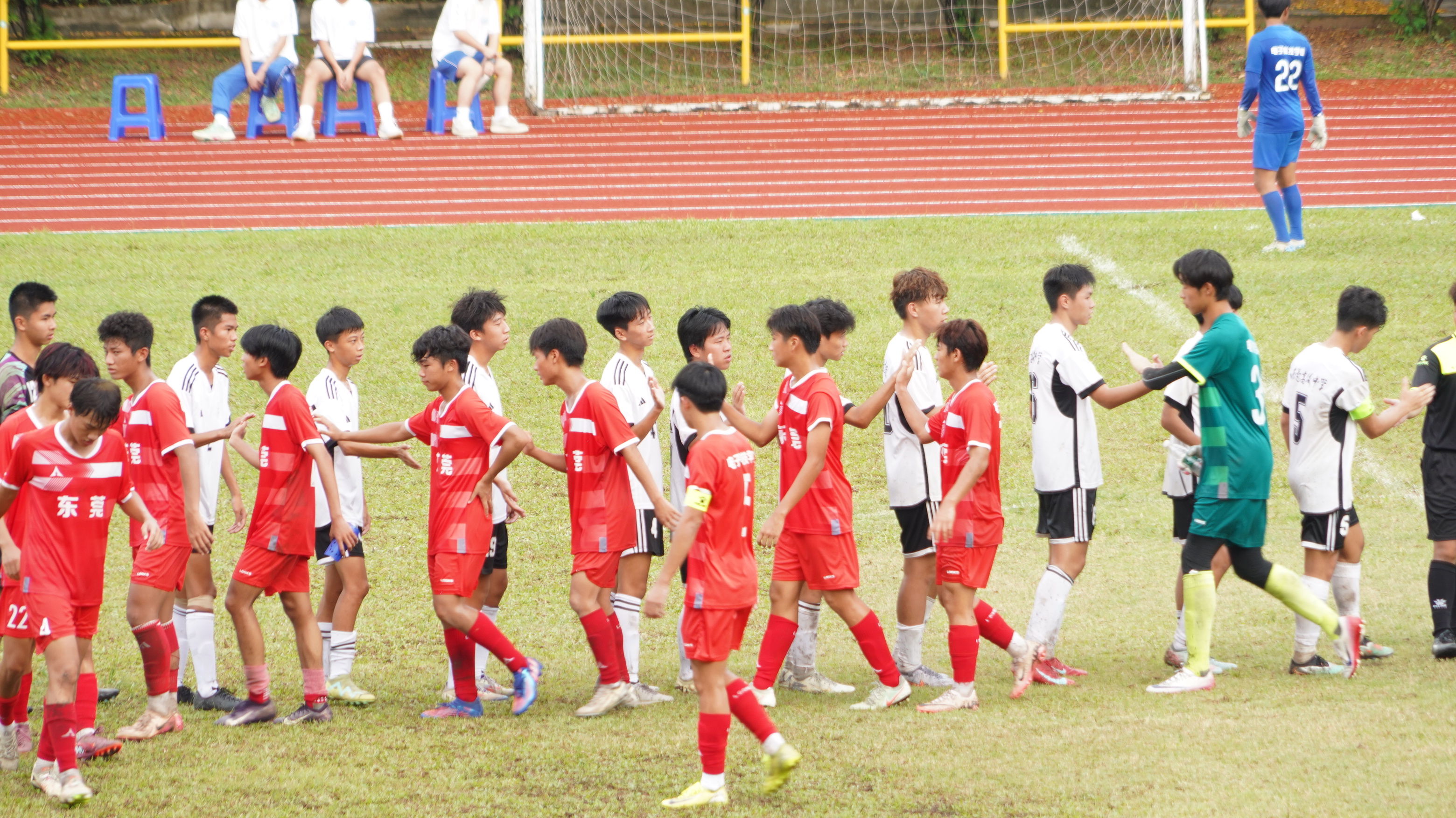 足球联赛强敌相逢，球队角逐冠军殊荣的简单介绍